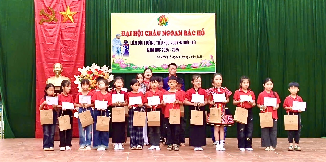 trao giấy chứng nhận